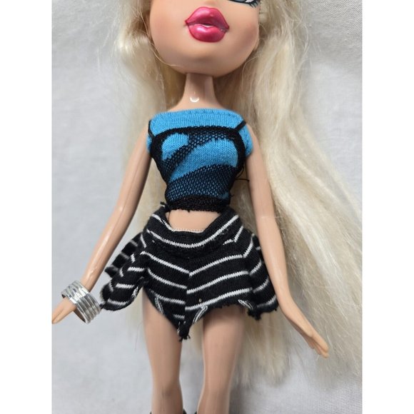 MGA 2005 BRATZ Soccer Cloe With Treasures Pirate Outfit - Picture 3 of 15